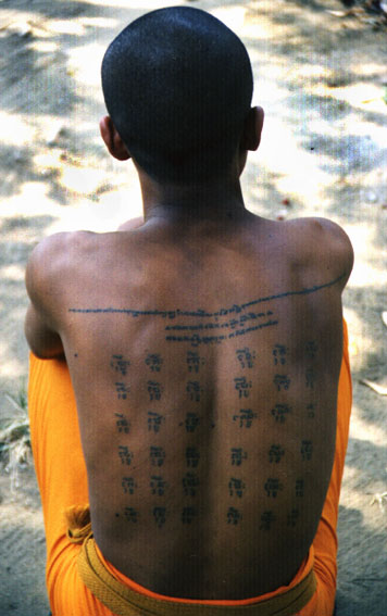 video tatuaje persona. Los tatuajes en Camboya están relacionados con personas que sienten que 