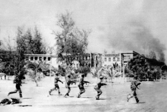 Soldados vietnamitas entran a la desolada Phnom Penh en 1979.
